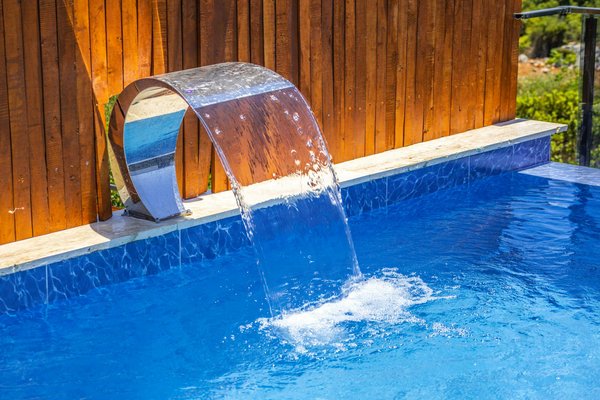 Piscine discount : créer son espace aquatique accessible et design